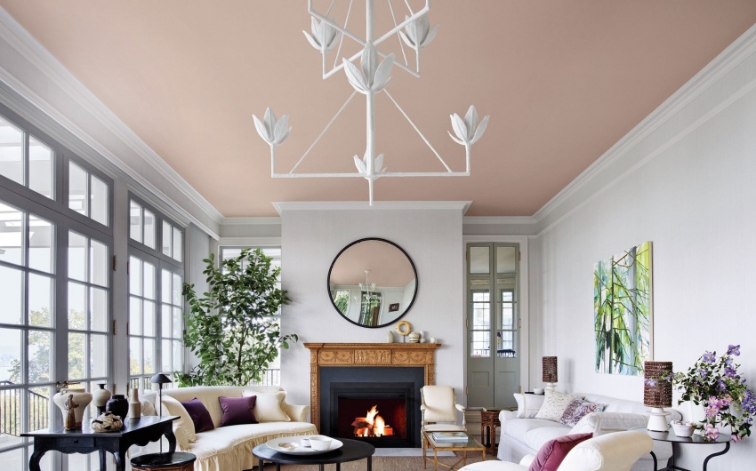 Качественно выполненная покраска потолка придаст свежести и завершенности интерьеру помещения