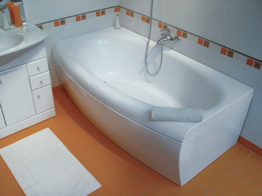 При герметизации ванной между сантехникой и стеной нужно поместить подложку, чтобы полимерный состав не стекал