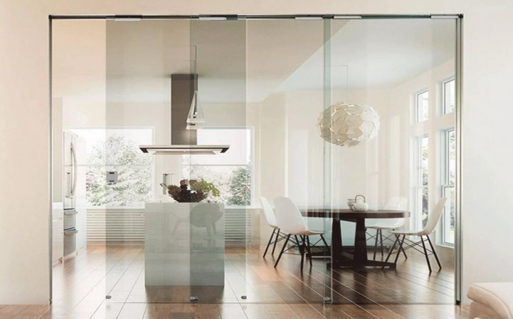 кухня-гостиная с одним окном и стеклянной перегородкой