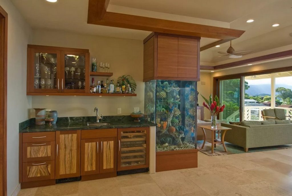 кухня-гостиная зонирование аквариумом